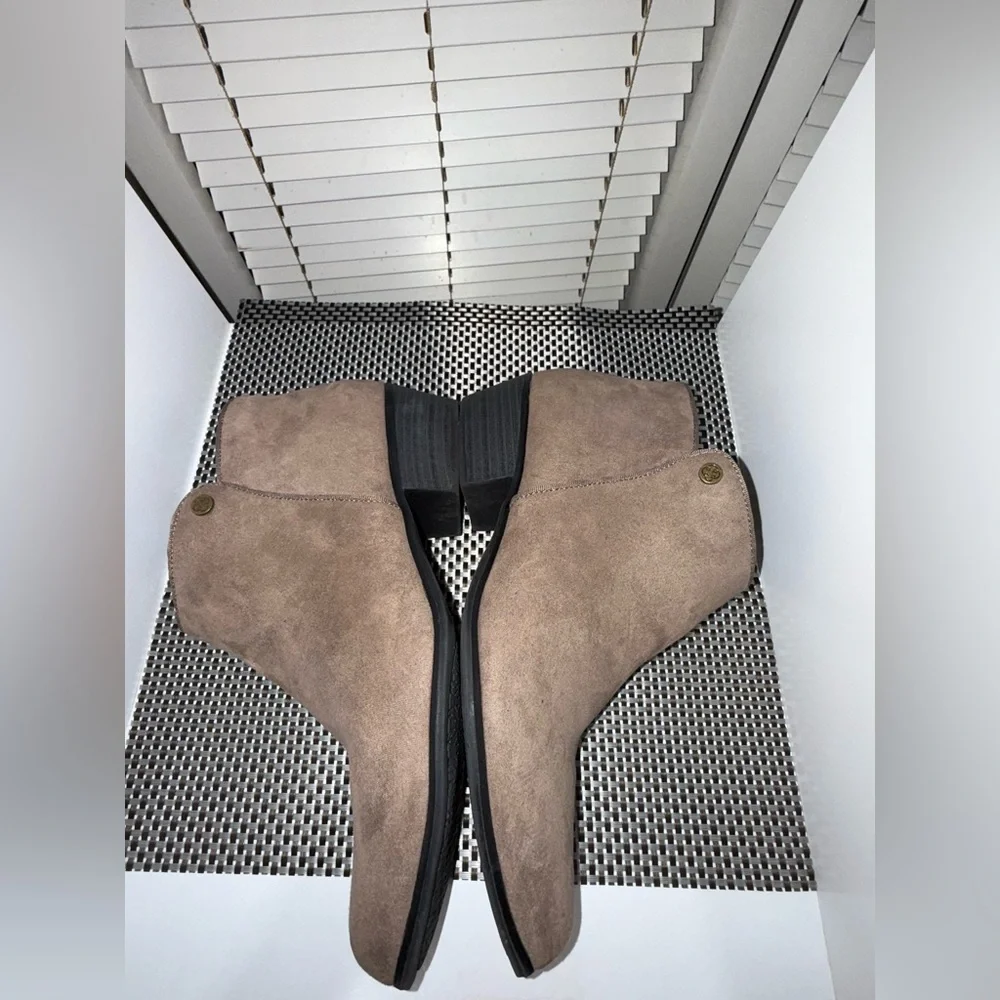 Women's Ankle Boots Daisy Fuentes Ankle Booties – Size 9W